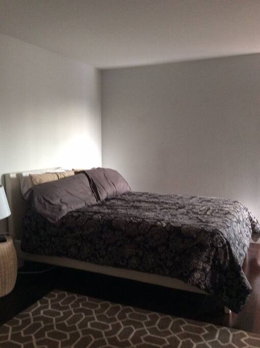 Super cozy queen size bed, luxury linens.