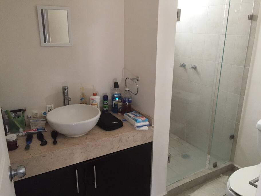 Baño completo en la recámara principal