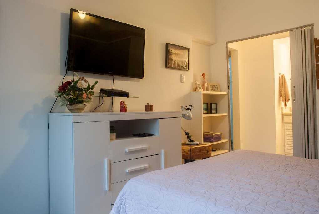 Bedroom with Led TV 42", cable channels / Quarto com TV de led 42" e armarios