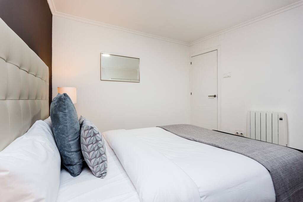 Bedroom 1 (double bed)