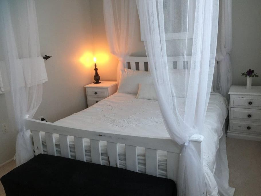 Master Bedroom Queen Size bed