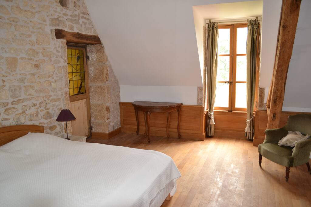 Chambre 1 avec lit double, rangement et penderie