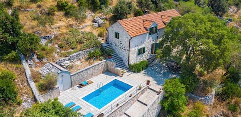 Villa Dol-Three Bedroom Villa with Pool