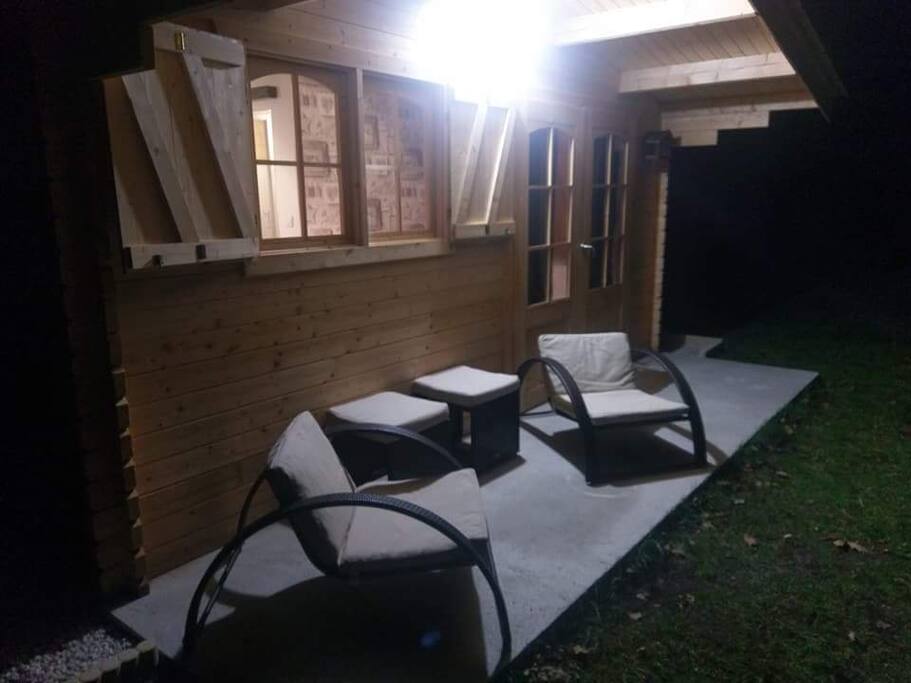 Le Chalet de nuit avec sa petite terrasse face à la piscine