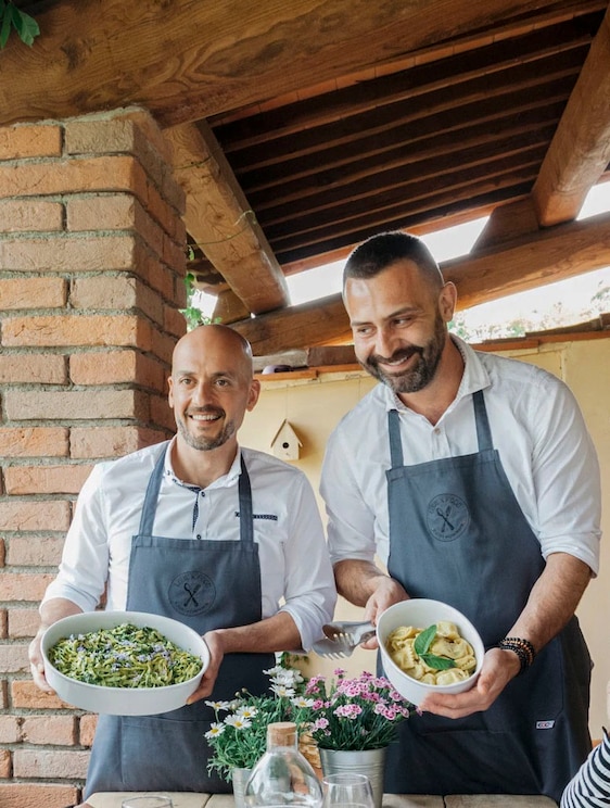 Show full-screen, host-provided image