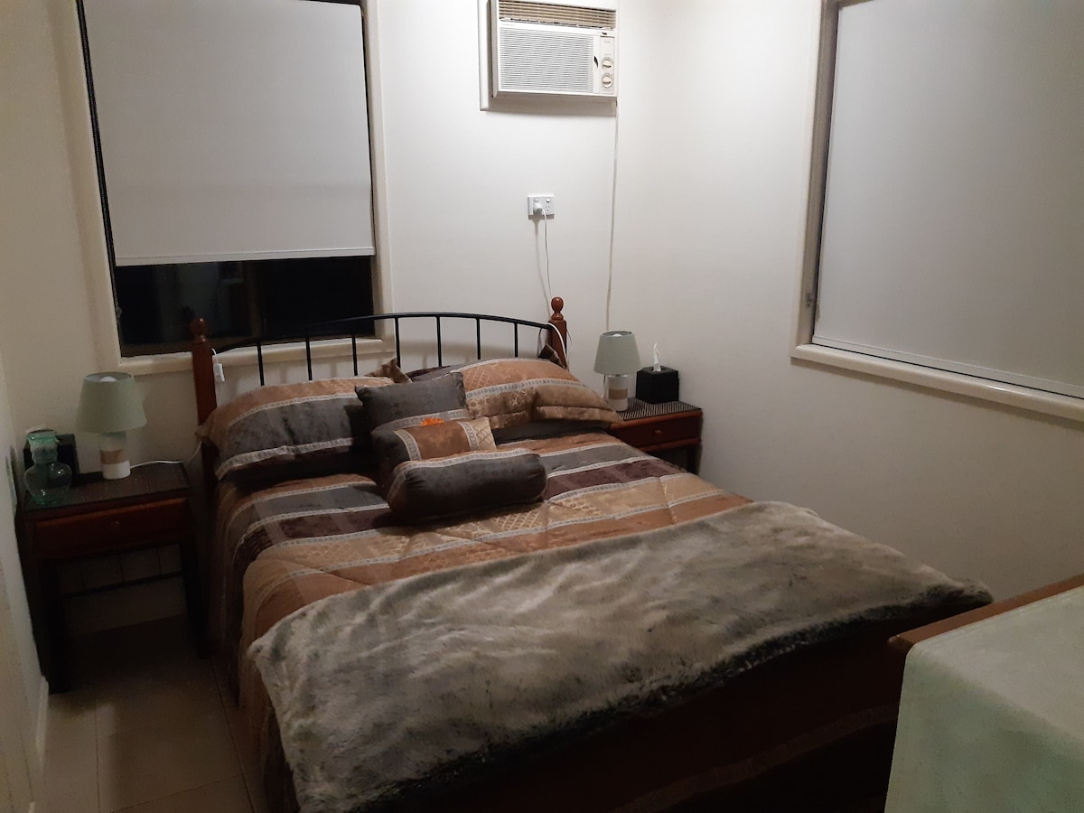 Cama doble muy cómoda. Aire acondicionado y ventilador en el dormitorio. Cajones de niño alto