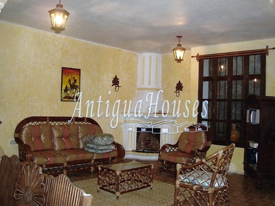 ✨‼️DISPONIBLE ‼️✨
❗APTO EN RENTA EN ANTIGUA❗
PRECIO: USD$1,300.00 / Q9,500.00
2 Niveles
3 Habitaciones
3 Baños
Sala con chimenea
Comedor-Cocina
Lavandería
Garaje
Jardín
Patio
Habitación de servicio c/baño
Incluye:
✔️En condomineo
✔️Mas servicios
UBICACIÓN
Localizada en la ciudad colonial de La Antigua Guatemala, a sólo 5 minutos del parque central, en un área exclusiva con seguridad.
¿Qué esperas?
️ Puedes comunicarte vía INBOX o TELEFONO
+502 5598 7026
+502 4397 1864
velasquez.angel@gmail.com
Antigua, Sacatepéquez, Guatemala