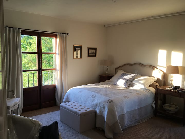 dormitorio principal con vistas al río y aire acondicionado