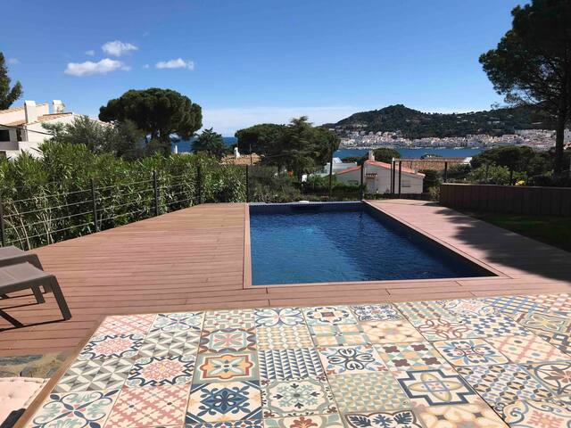 Ideal House for Families, views to sea and pool gallery image 2