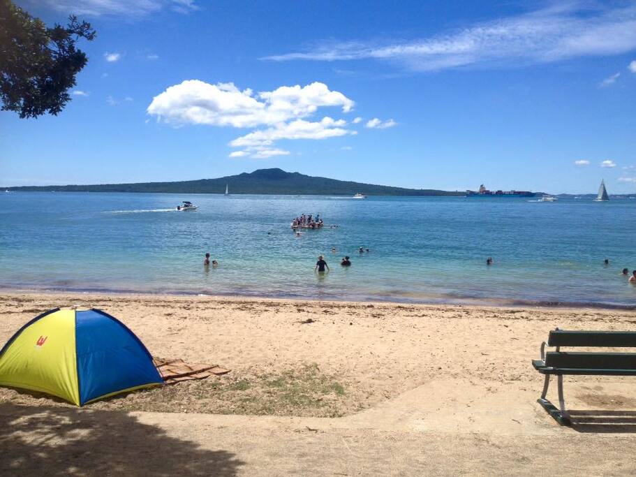 Cheltenham Beach 150 mts walk