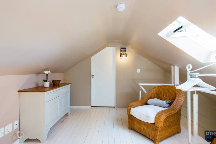 Chelsea Victorian with a Leafy Poolside Patio gallery image 3