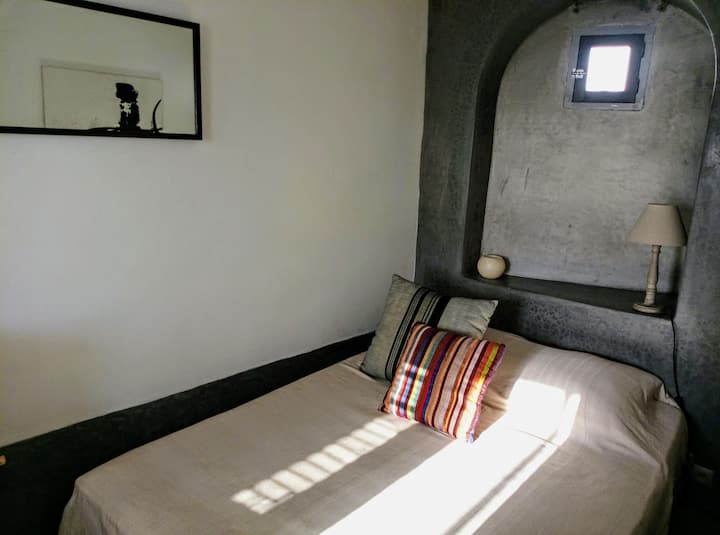 غرفة نوم بشرفة بإطلالات على البحر 