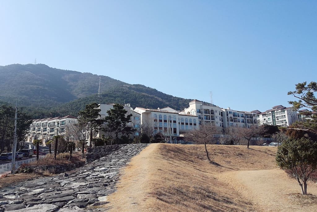 거제계룡산 바로 아래 위치하고 있어요. 공기좋고 조용해요~^^