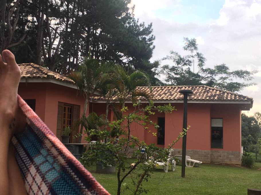 Relaxe na rede enquanto escuta os pássaros