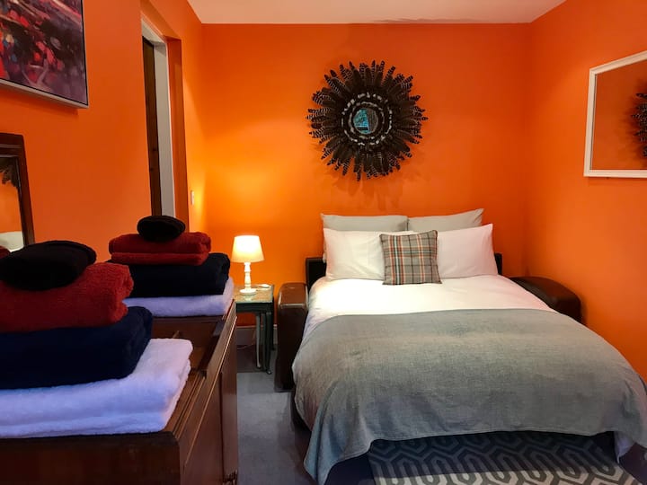 Nikto, kto sa v tejto miestnosti ubytuje, nemal pocit, že nakreslil „krátku slamku v rozkladacej pohovke“!