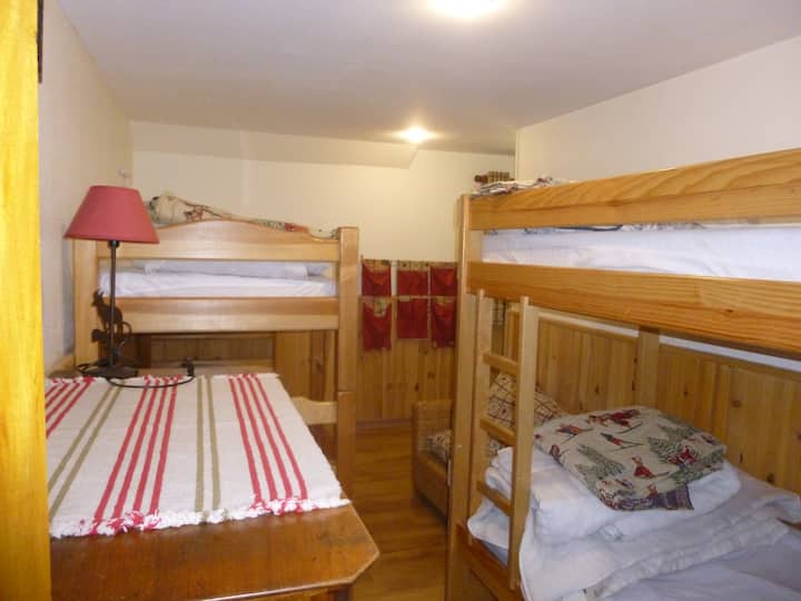 חדר שינה 2x2 מיטות קומתיים בקומת הקרקע