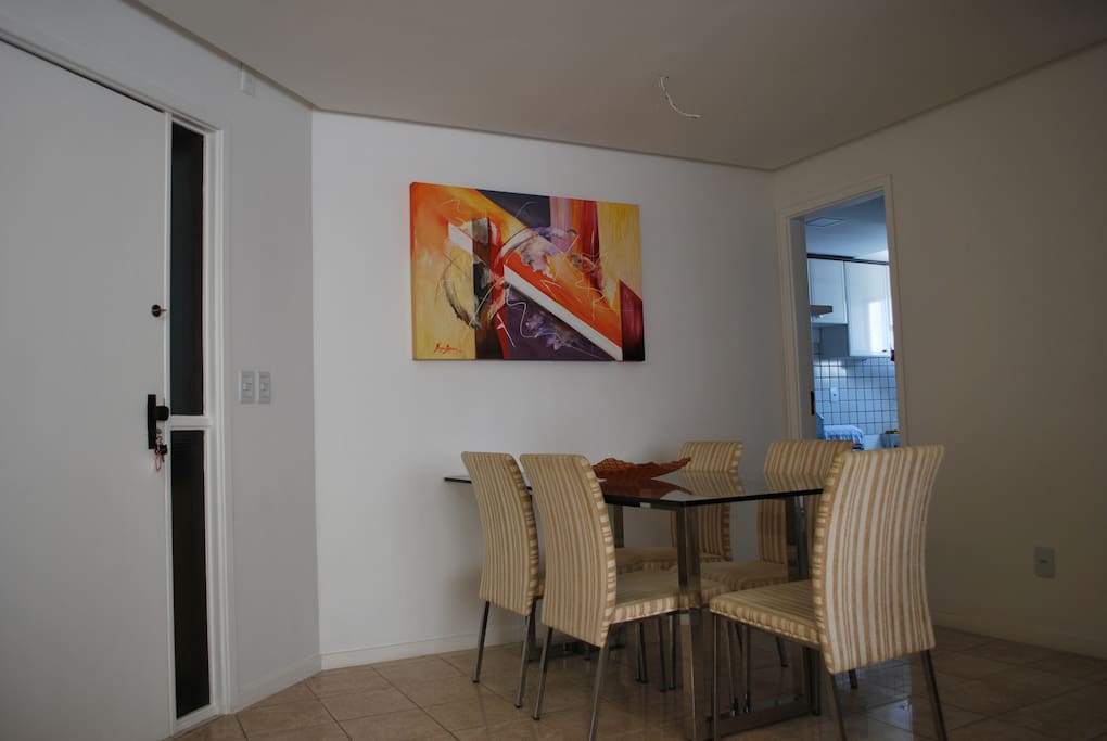 Sala com mesa para 5 lugares ideal para uma refeição entre amigos ou em família.