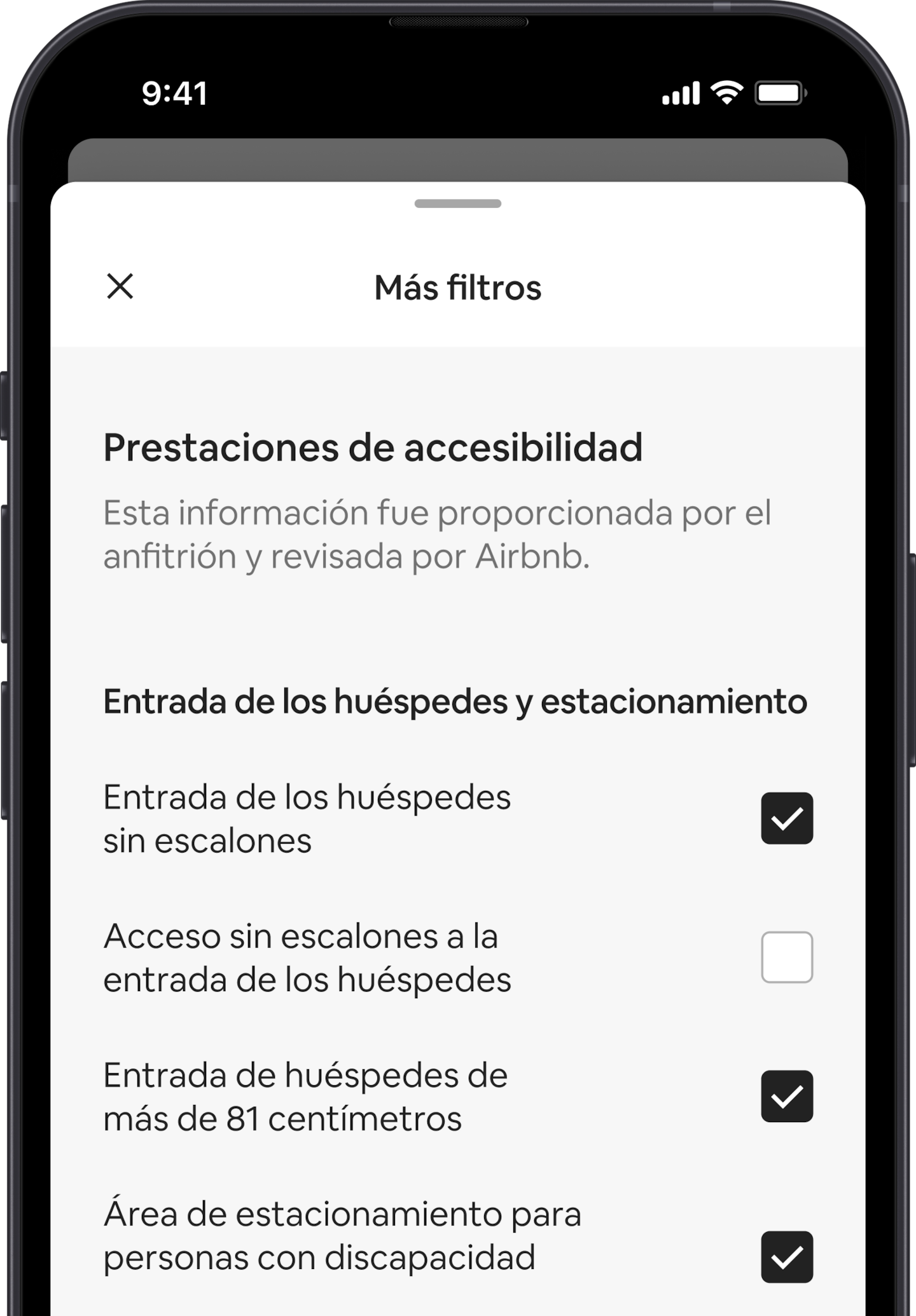 Un celular muestra la función de Más filtros, que es una de los muchas opciones de búsqueda. Hay un encabezado de sección que dice “Prestaciones de accesibilidad”. Debajo, las prestaciones de accesibilidad están agrupadas por zonas como “Entrada de los huéspedes y estacionamiento”. Hay casillas de verificación donde puedes seleccionar las prestaciones que quieras.