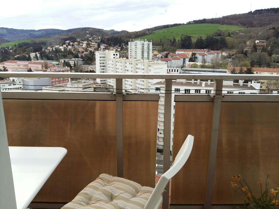 balcon du salon avec petite table +chaises pour prendre café ou thé.