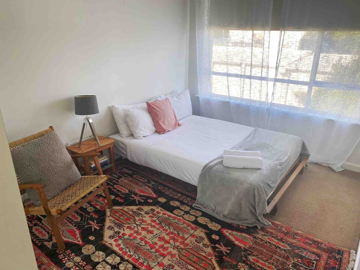 Druhá spálňa, manželská posteľ, zrkadlová skriňa