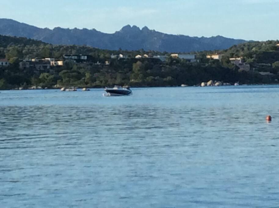 Mer côté gauche, montagnes en arrière plan.