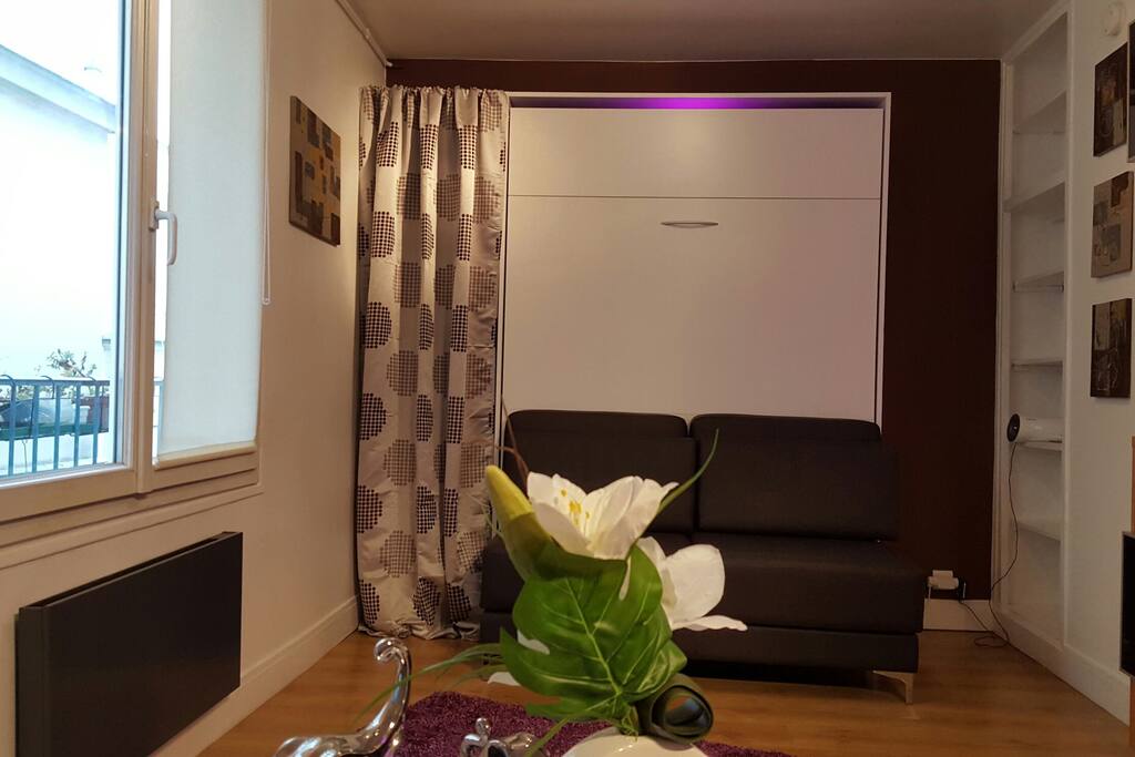 Espace jour donnant sur une coursive typique de Paris