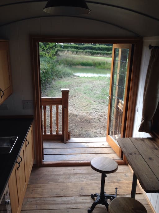 The hut overlooks a beautiful pond, often wild ducks and morhens take residents and make for relaxing watching! and in the spring daffodils and wild flowers bring a sea of colour