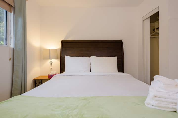 غرفة نوم رئيسية بسرير بحجم كبير - الصورة 1