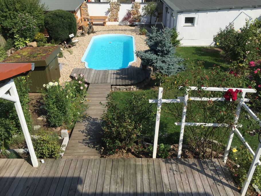 garten mit grosser "wanne"...