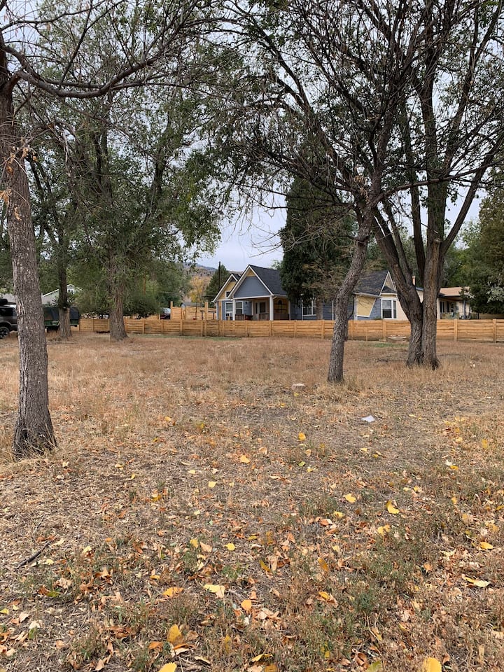 תמונה מספר 1 של מעודכן Old CO Cottage @ Red Rock Canyon
