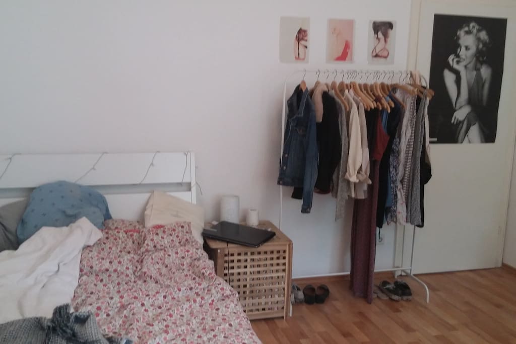 Bett und Kleiderstange (die ich für dich/euch frei machen werde)