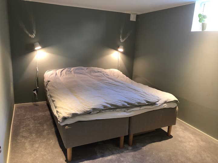 Спалня в мазето. Две единични легла, подредени като едно двойно легло.