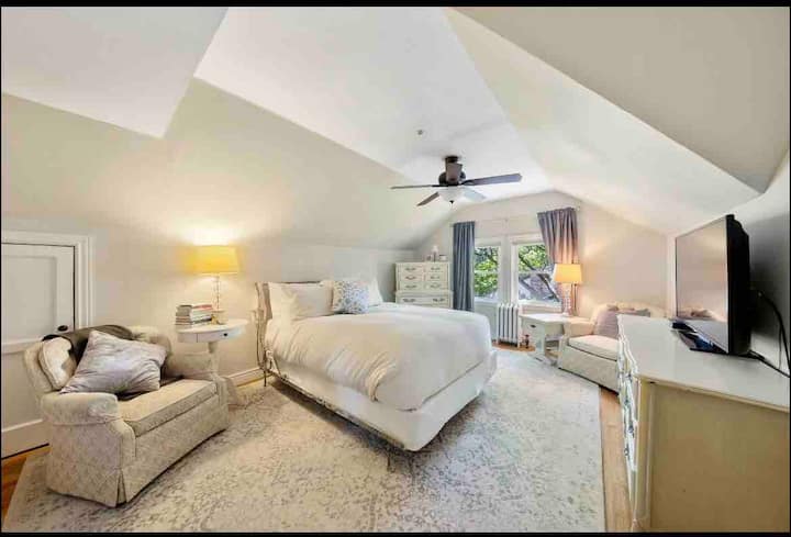 חדר שינה ראשי, מיטת קווין סייז.