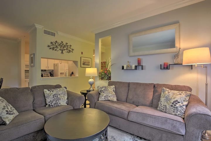 El sofá se convierte en una cama tamaño queen con un colchón muy cómodo. 
Aunque la habitación todavía tiene capacidad para 5 personas, esta es una foto más antigua. Deborah y Daniel han trabajado duro para hacer que la habitación sea más colorida y acogedora.