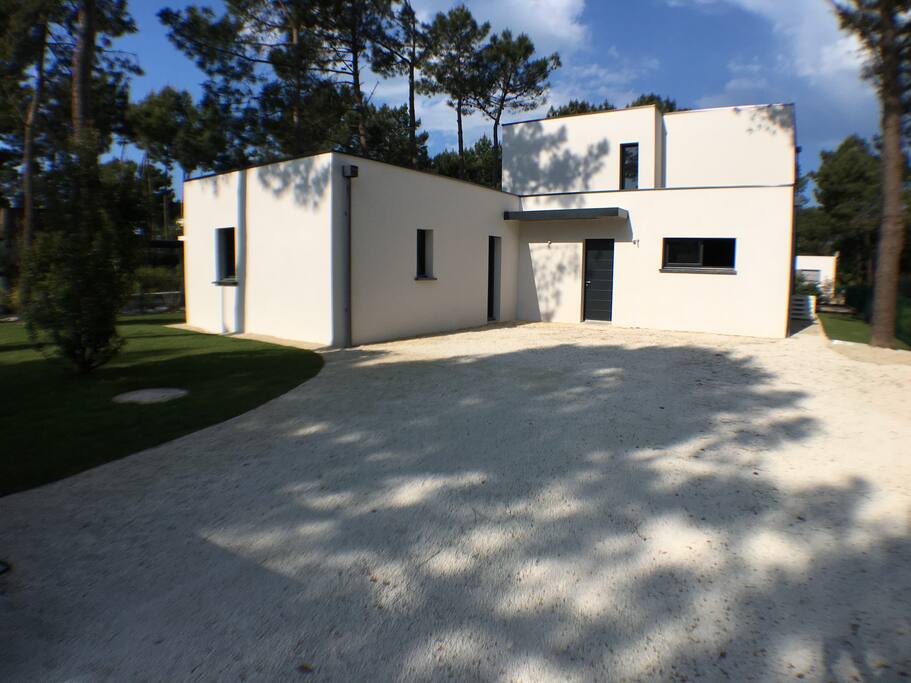 Entrée et parking de la villa