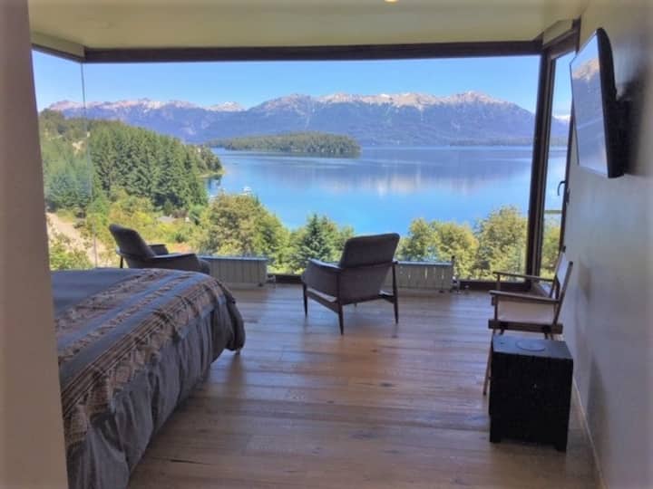 Hlavná spálňa cca 26 m2, panoramatický výhľad, nezávislý východ z terasy, káblová televízia s rozlíšením 4K/ hlavná spálňa s rozlohou približne 280 štvorcových stôp, panoramatický výhľad, nezávislý východ na terasu, káblová televízia s rozlíšením 4K