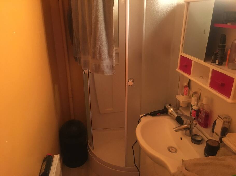 Cabine de douche .
Machine à lavée