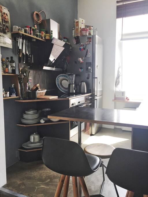 Nice little kitchen with hoven, kettle and a great delonghi coffee machine