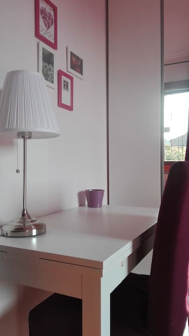 Camera Barolo - tavolo con sedia