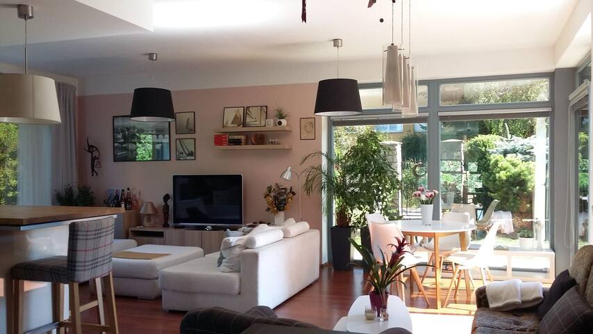 Modern charm 190m2 vila, near to Airport and City gallery image 2