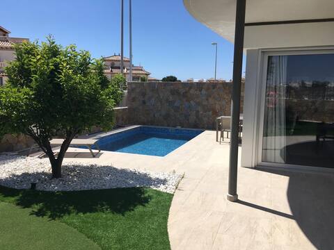House with pool for a quiet holiday!
