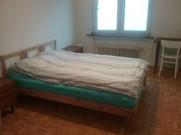 Dormitorio con una cama de 140 x 200 cm.