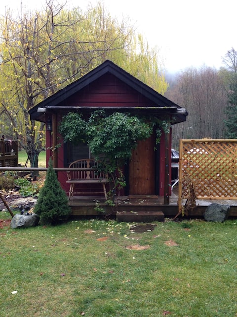 Top Airbnb: Cozy self contained cabin in Squamish Lillooet C