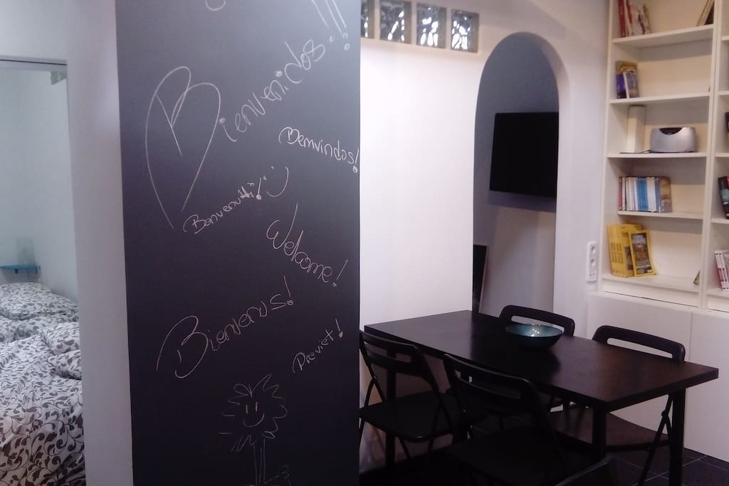 El comedor y la biblioteca. Pequeña variedad de libros para entreteneros durante la estancia. Qué es una casa sin libros? :)