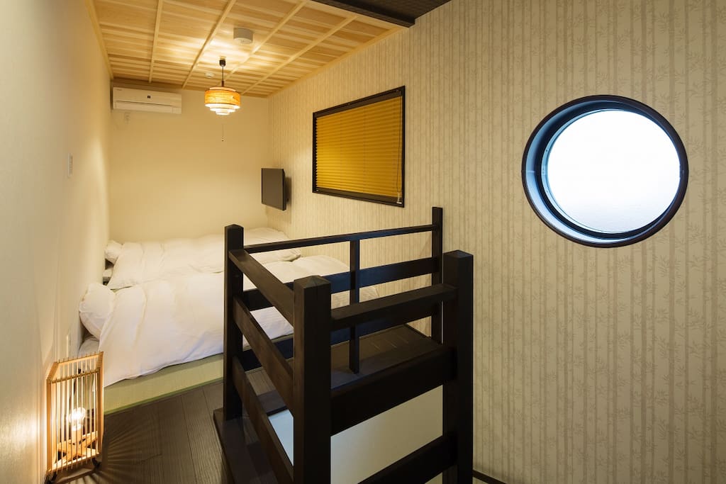 Bedroom with futons
寝室にはお布団を2つご用意致しております。