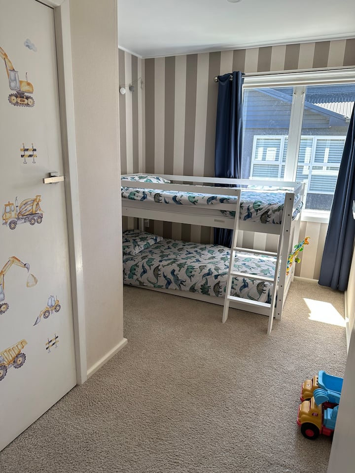 Деца со низок комплет единечни кревети на спрат, погодни за лица под 12 години 