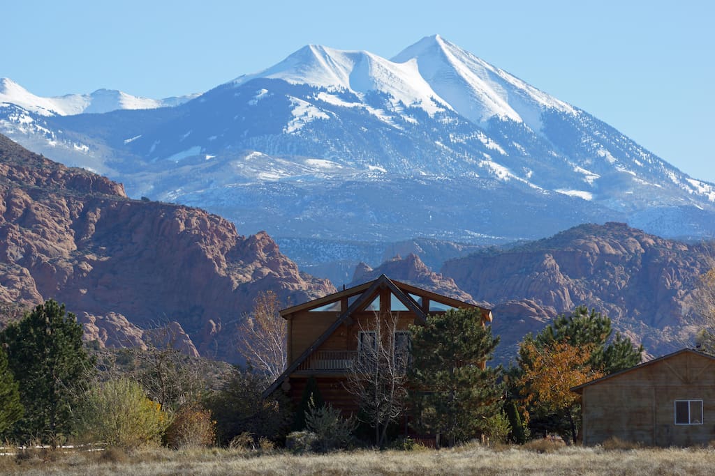 La Sal Mountains and red rock cliffs behind Sendero.