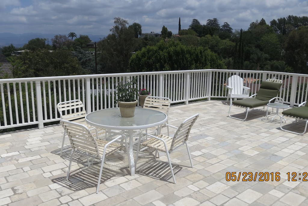 Spacious Deck for dining
