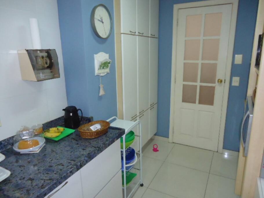 Cozinha completa com microondas, 2 geladeiras e fogão.