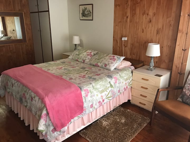 Chambre 1 - Lit Queen Size avec salle de bain attenante